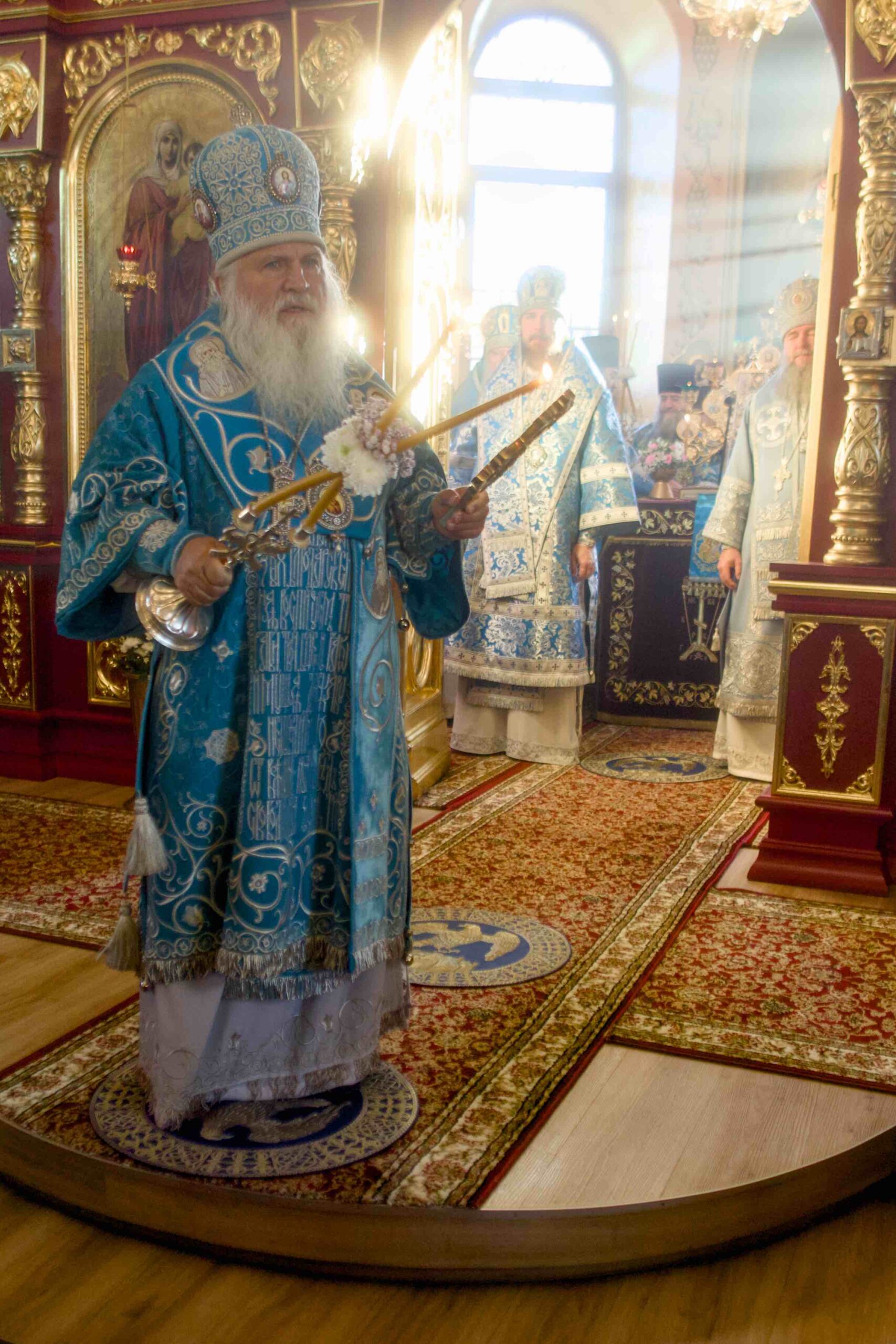 В праздник Иверской иконы в Петропавловском храме поселка Черноисточинска сонмом архипастырей совершена Божественная литургия
