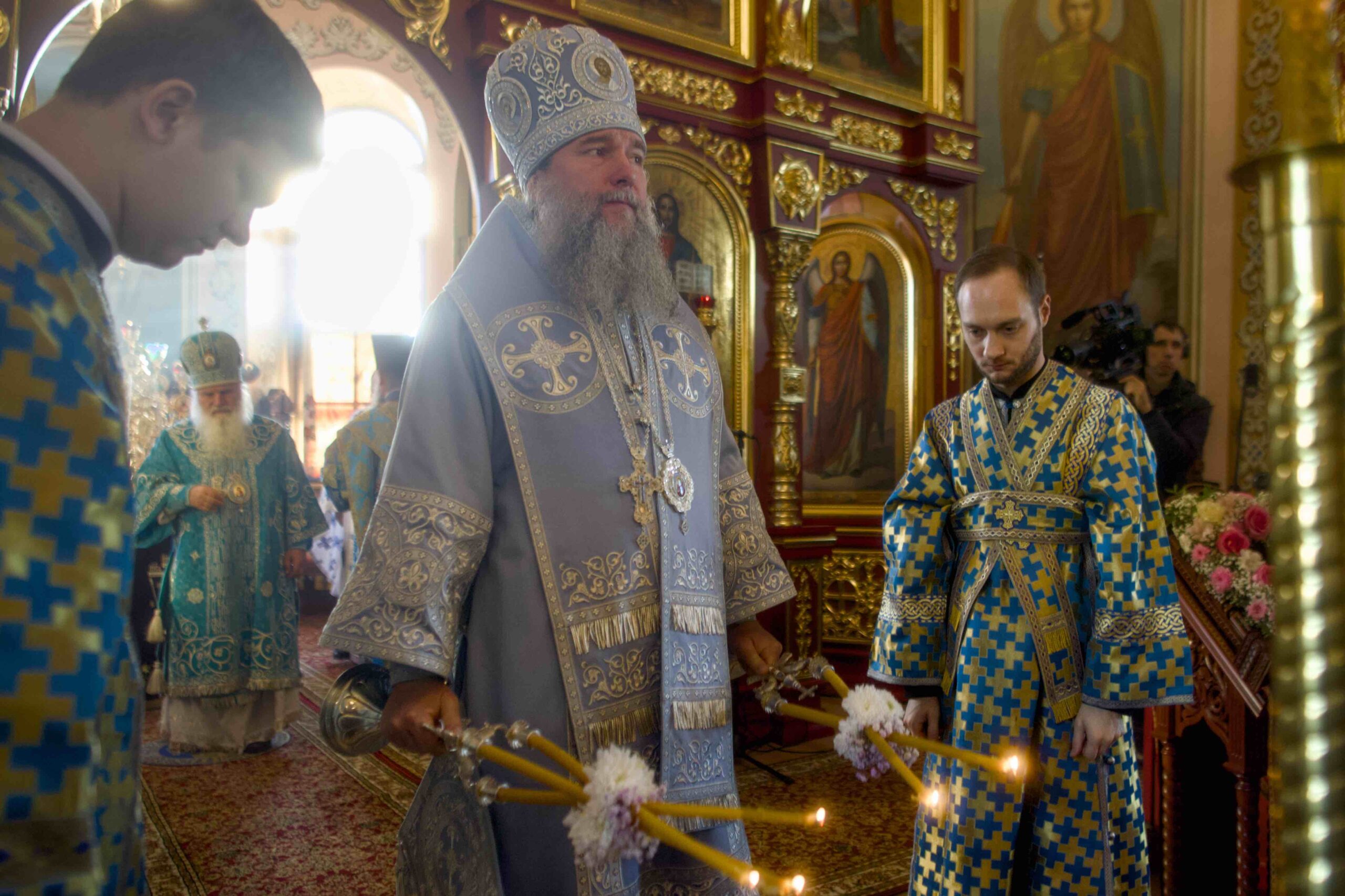 В праздник Иверской иконы в Петропавловском храме поселка Черноисточинска сонмом архипастырей совершена Божественная литургия
