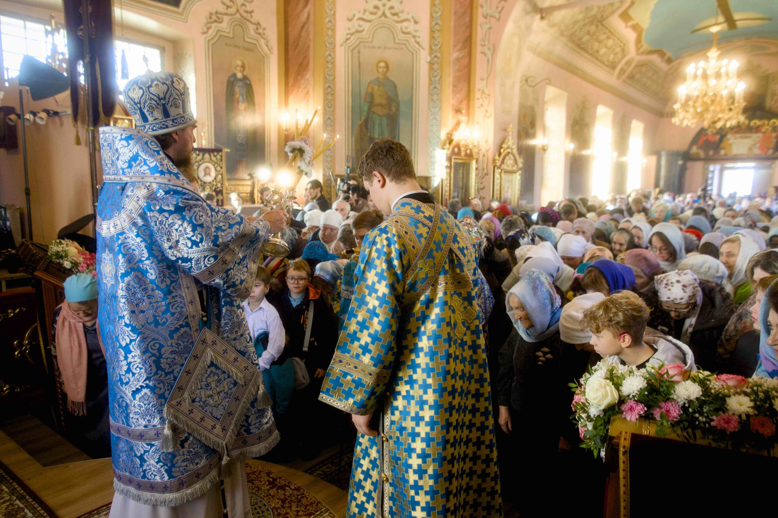В праздник Иверской иконы в Петропавловском храме поселка Черноисточинска сонмом архипастырей совершена Божественная литургия