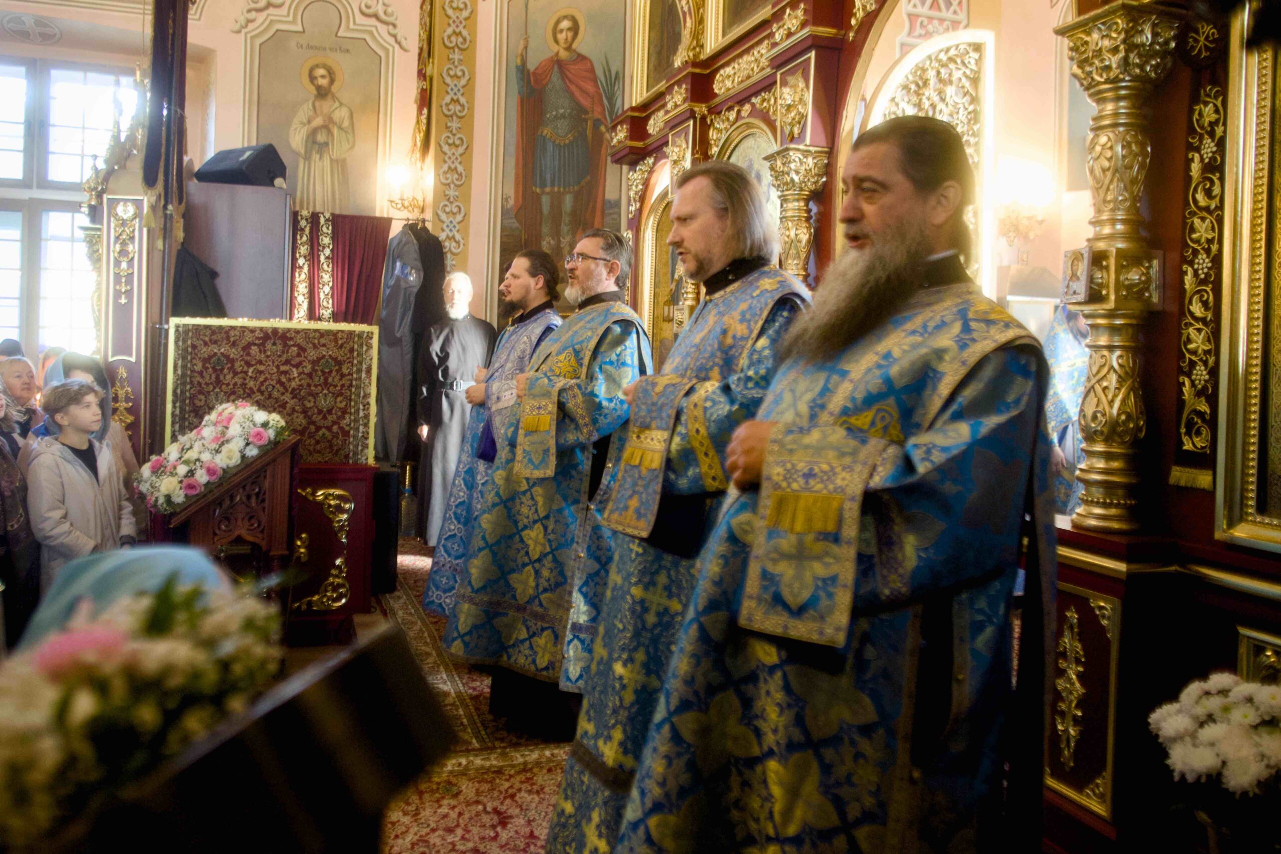 В праздник Иверской иконы в Петропавловском храме поселка Черноисточинска сонмом архипастырей совершена Божественная литургия