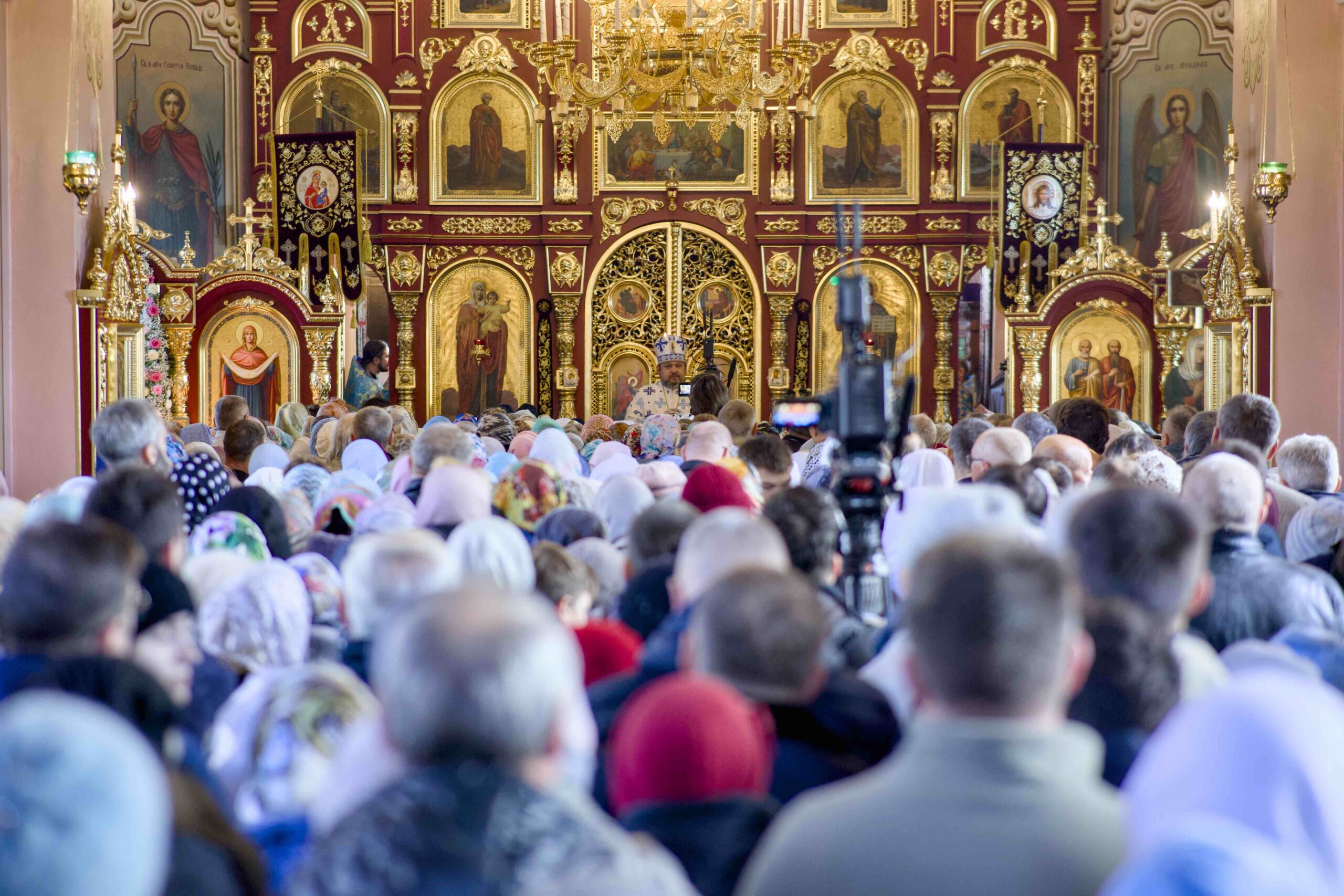 В праздник Иверской иконы в Петропавловском храме поселка Черноисточинска сонмом архипастырей совершена Божественная литургия