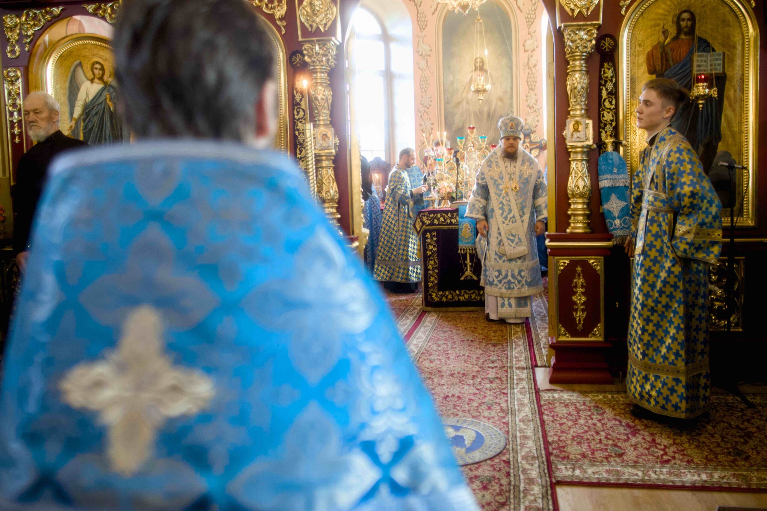 В праздник Иверской иконы в Петропавловском храме поселка Черноисточинска сонмом архипастырей совершена Божественная литургия