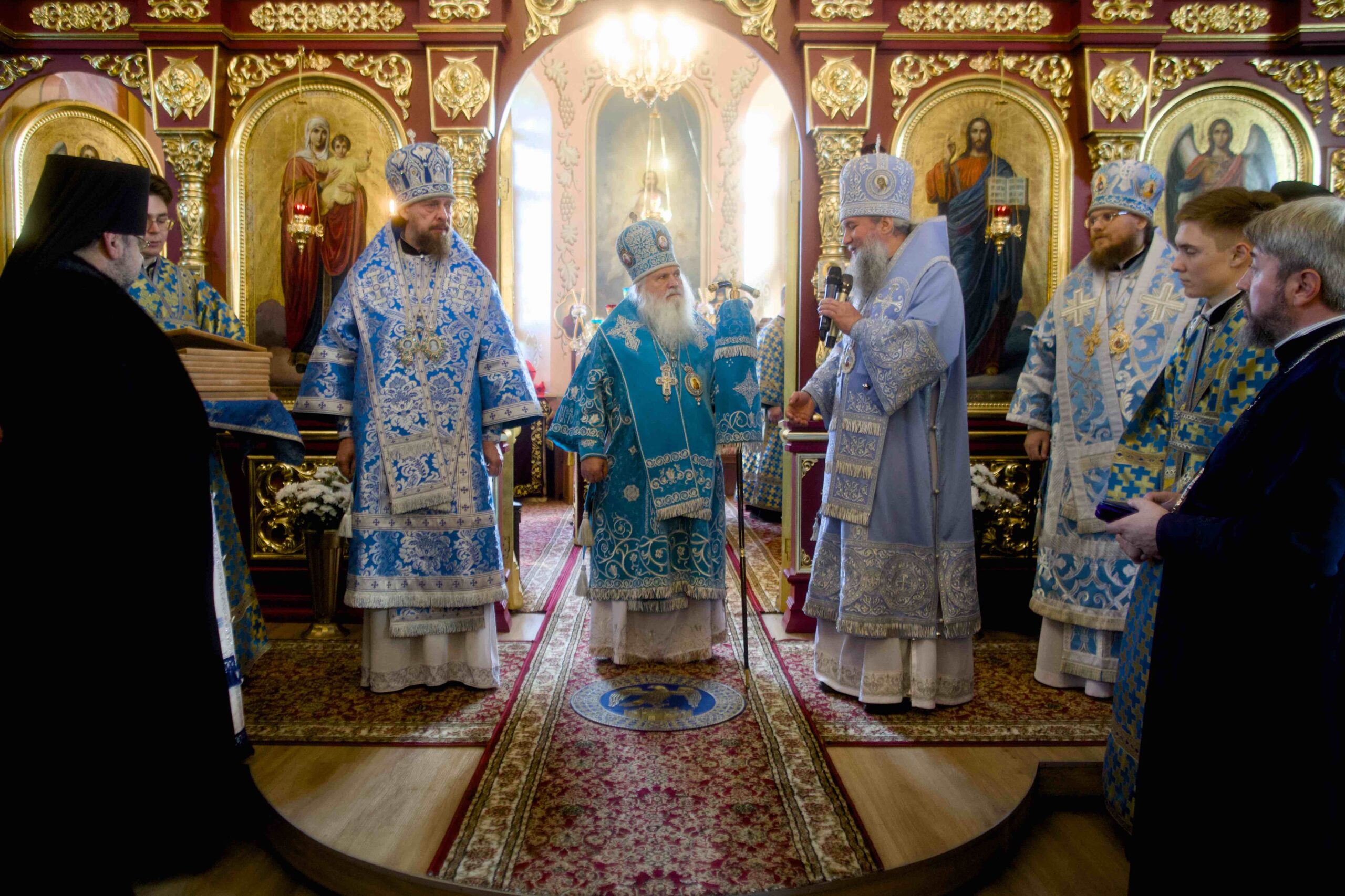 В праздник Иверской иконы в Петропавловском храме поселка Черноисточинска сонмом архипастырей совершена Божественная литургия