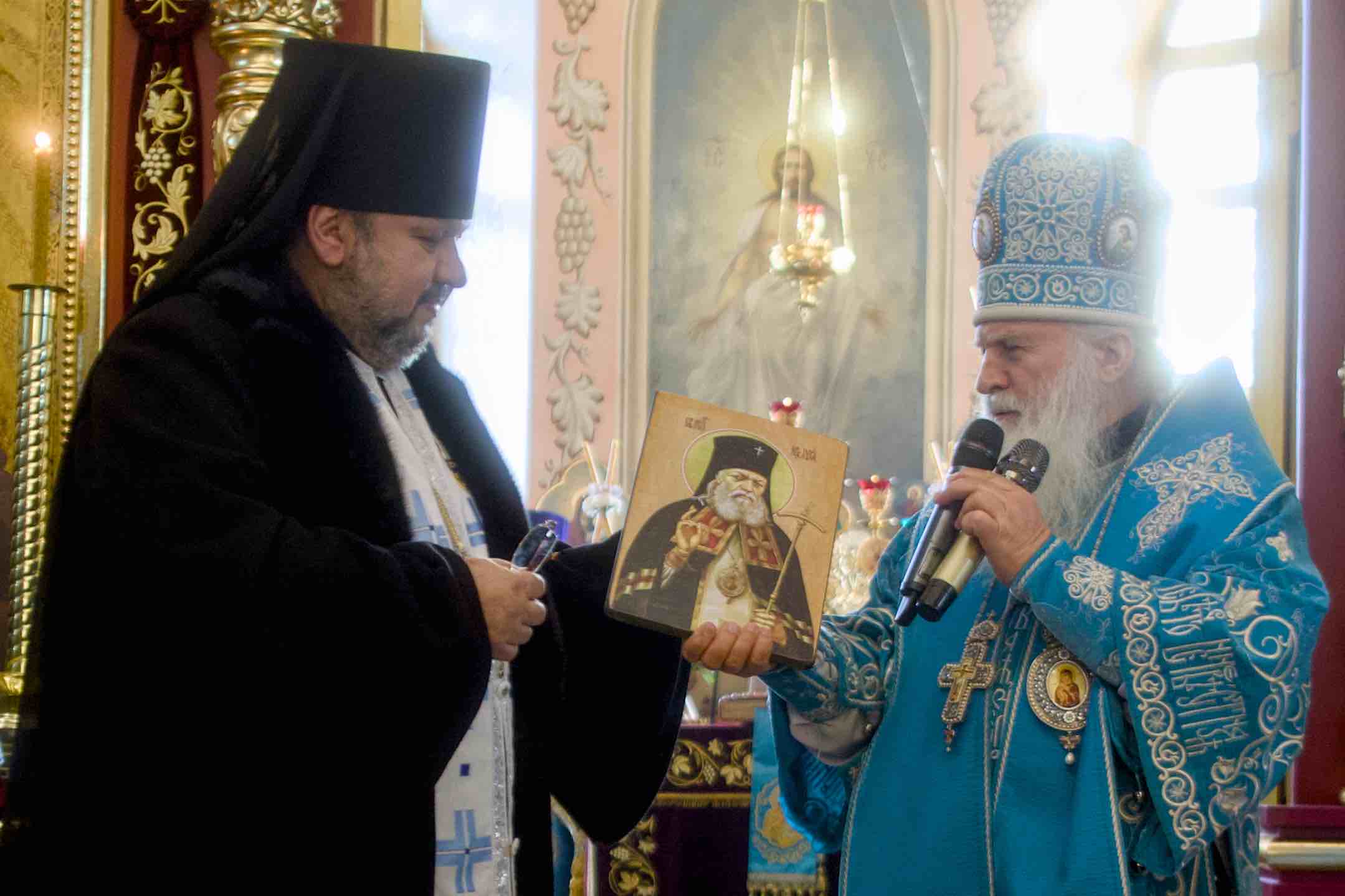 В праздник Иверской иконы в Петропавловском храме поселка Черноисточинска сонмом архипастырей совершена Божественная литургия