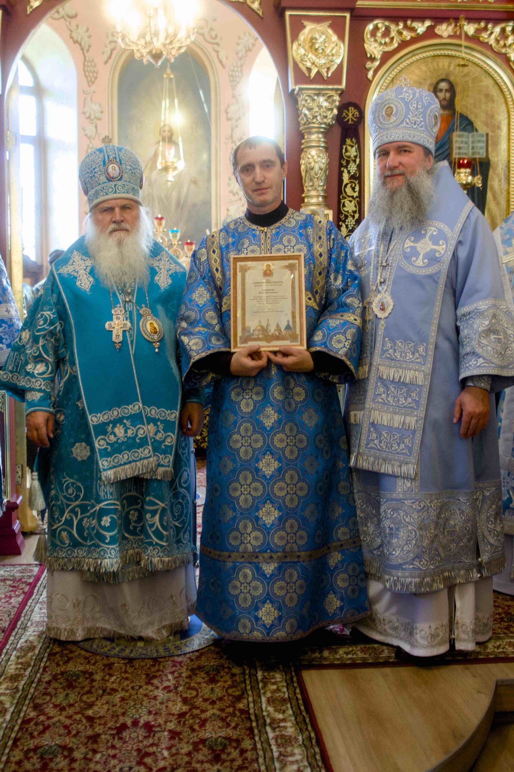 В праздник Иверской иконы в Петропавловском храме поселка Черноисточинска сонмом архипастырей совершена Божественная литургия