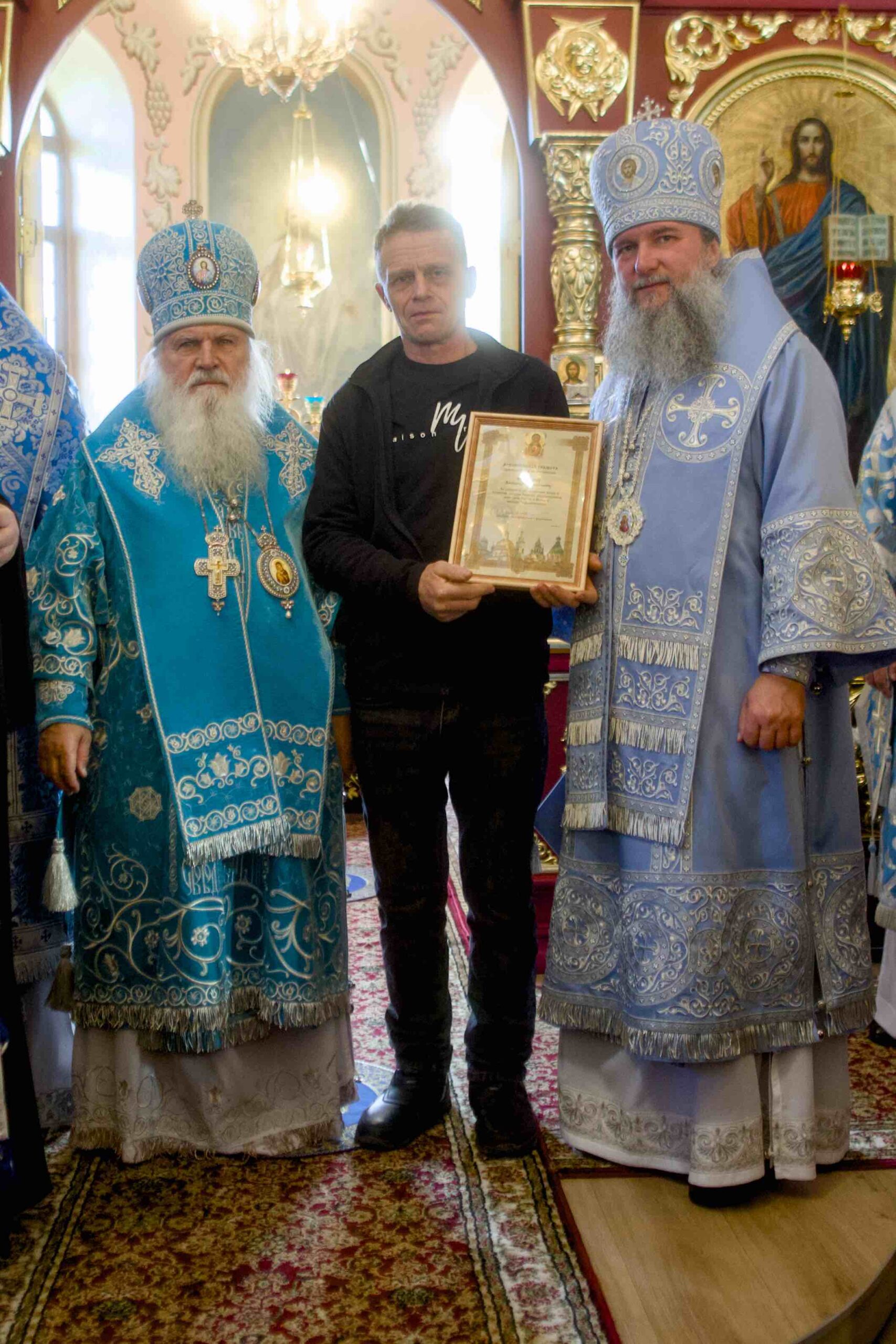 В праздник Иверской иконы в Петропавловском храме поселка Черноисточинска сонмом архипастырей совершена Божественная литургия