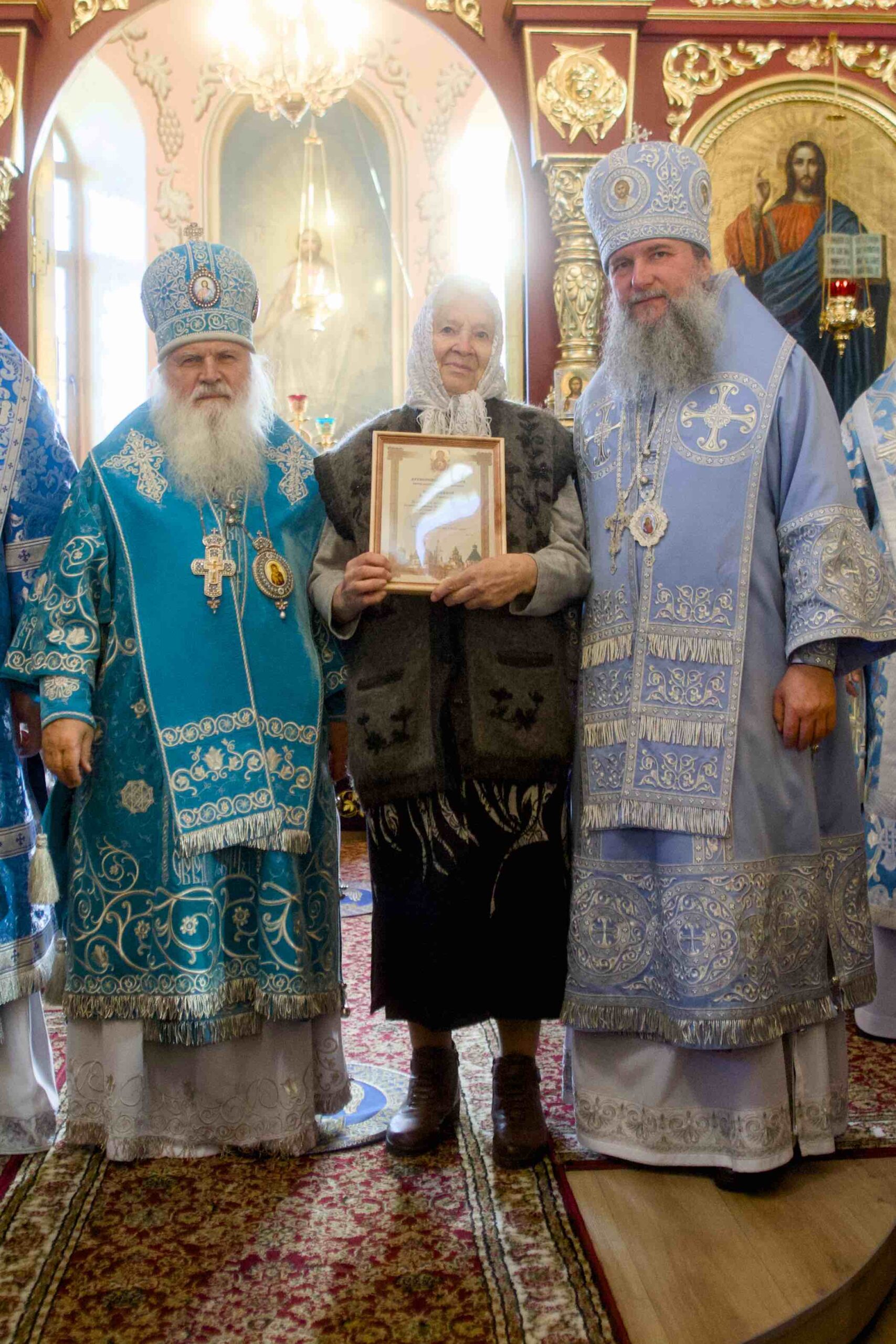 В праздник Иверской иконы в Петропавловском храме поселка Черноисточинска сонмом архипастырей совершена Божественная литургия