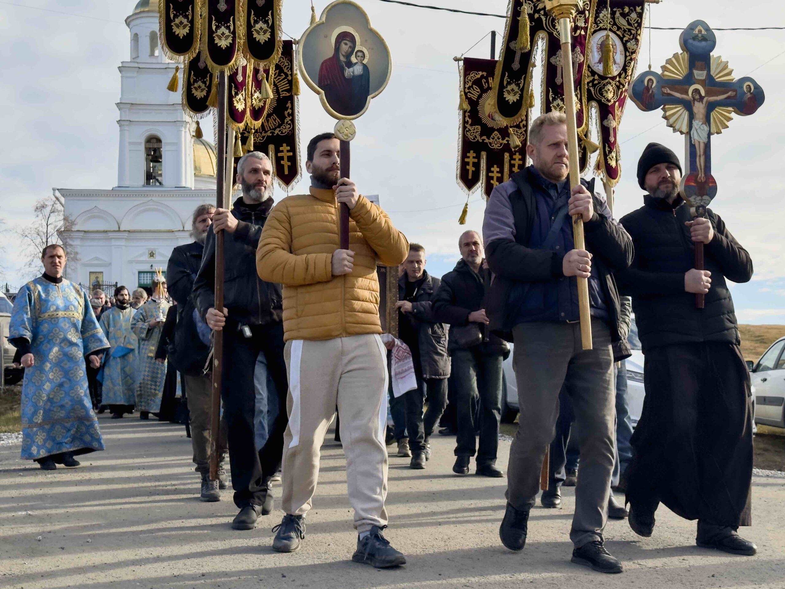 В праздник Иверской иконы в Петропавловском храме поселка Черноисточинска сонмом архипастырей совершена Божественная литургия