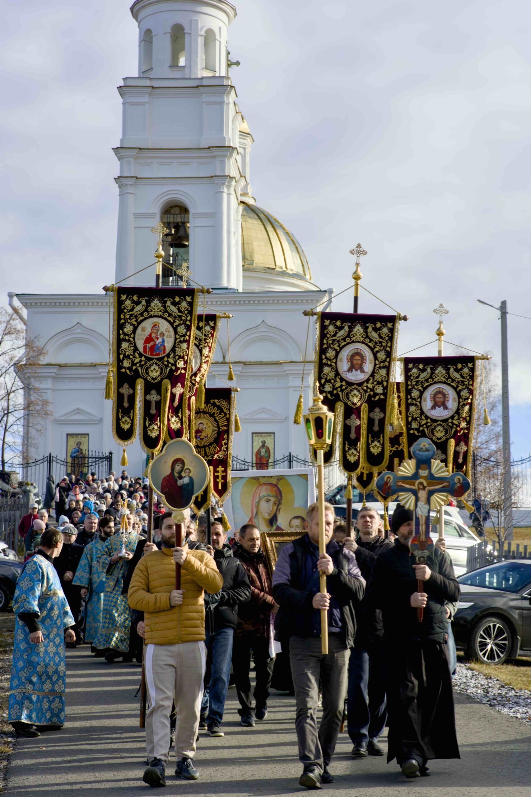 В праздник Иверской иконы в Петропавловском храме поселка Черноисточинска сонмом архипастырей совершена Божественная литургия