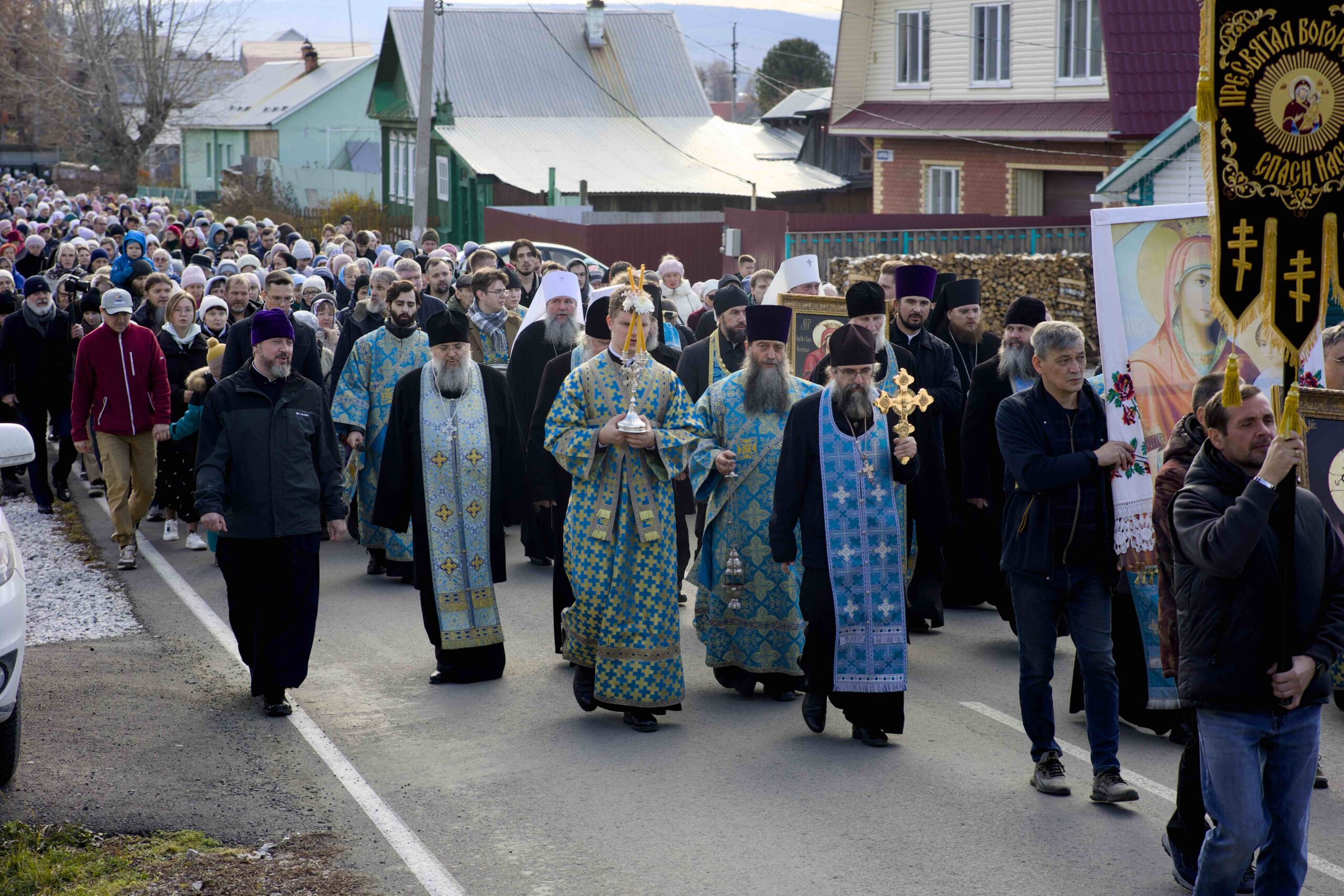 В праздник Иверской иконы в Петропавловском храме поселка Черноисточинска сонмом архипастырей совершена Божественная литургия