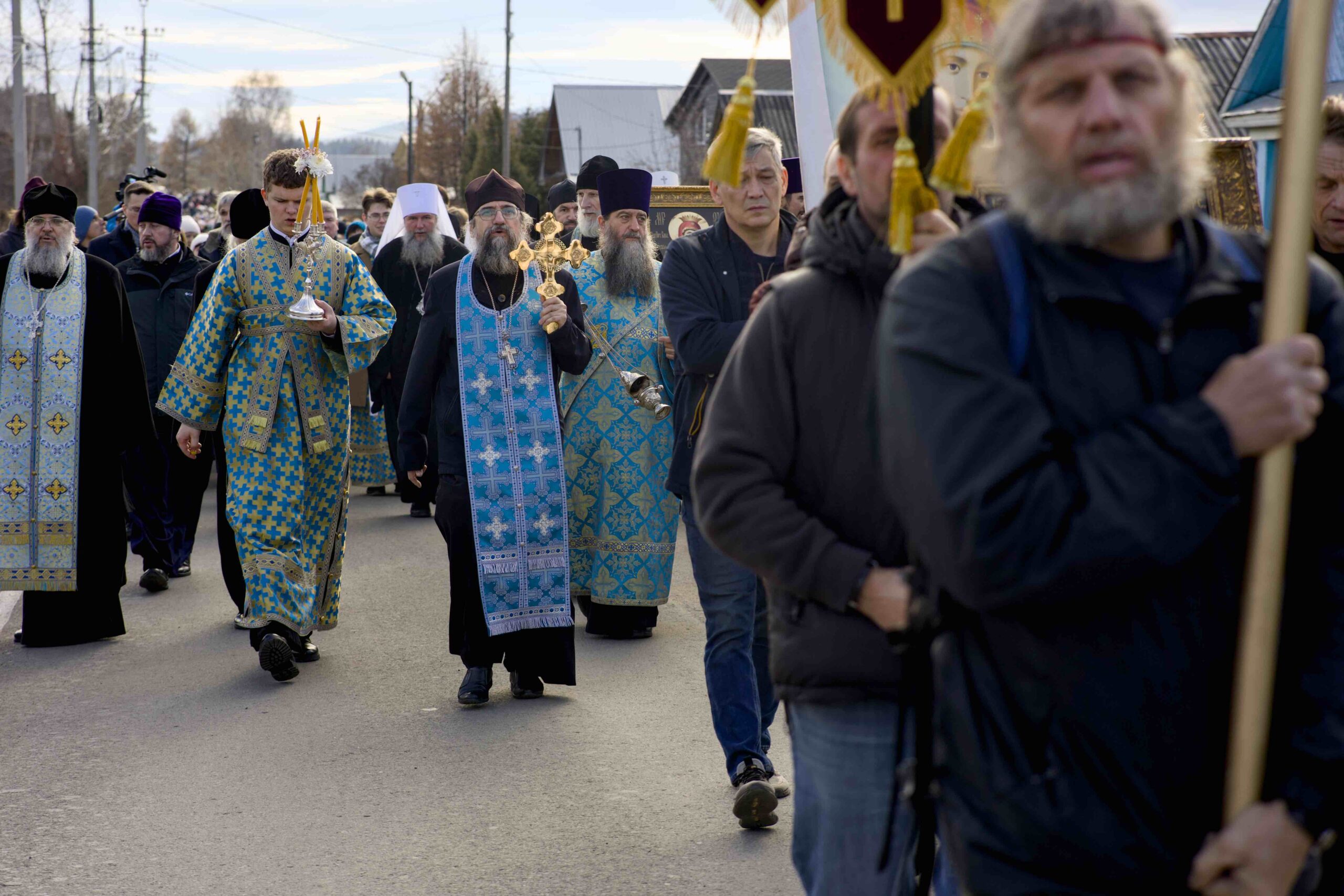 В праздник Иверской иконы в Петропавловском храме поселка Черноисточинска сонмом архипастырей совершена Божественная литургия