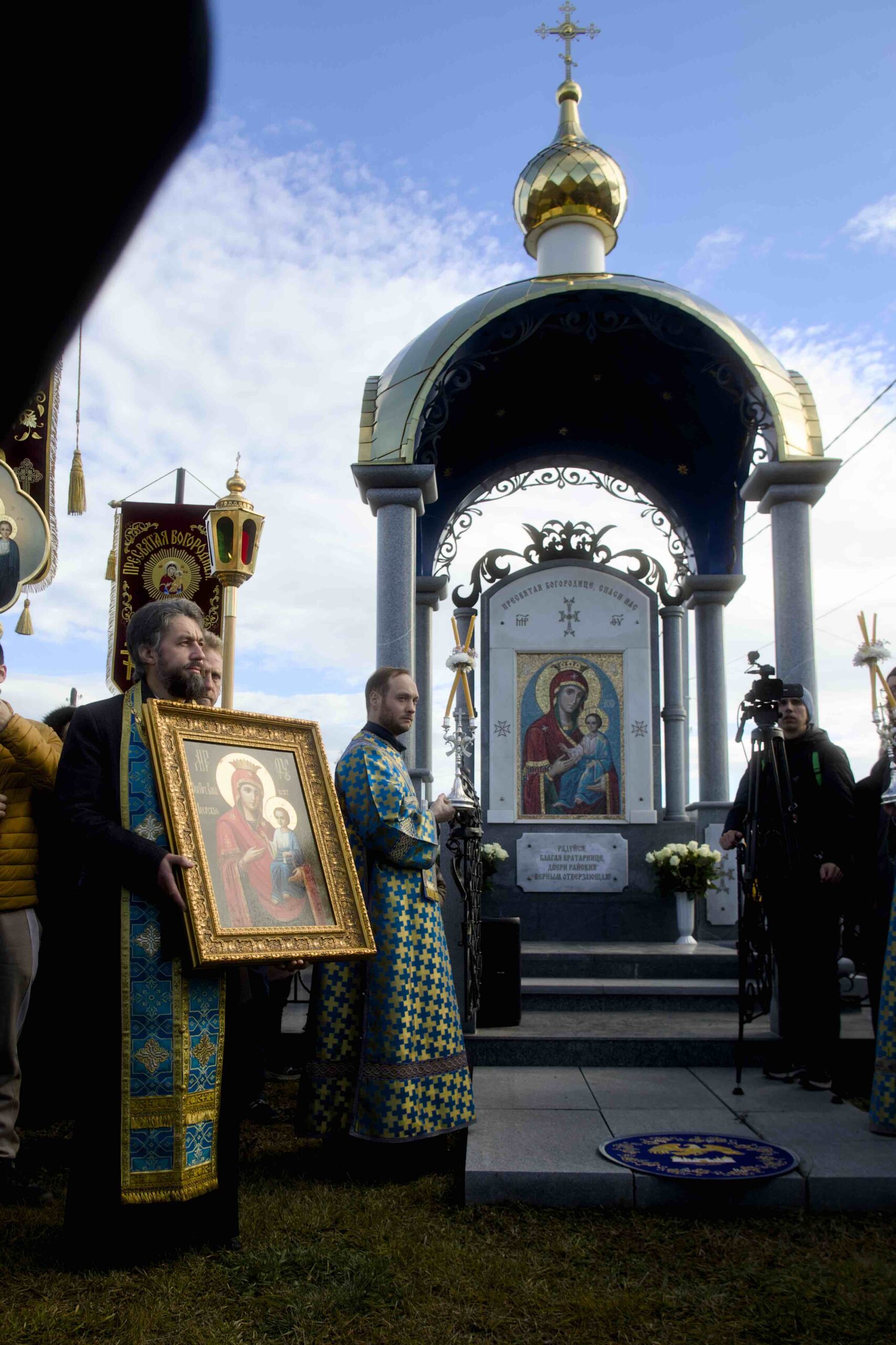 В праздник Иверской иконы в Петропавловском храме поселка Черноисточинска сонмом архипастырей совершена Божественная литургия