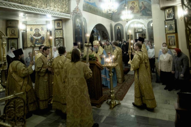 Митрополит Евгений совершил всенощное бдение в кафедральном Иоанно-Предтеченском соборе уральской столицы