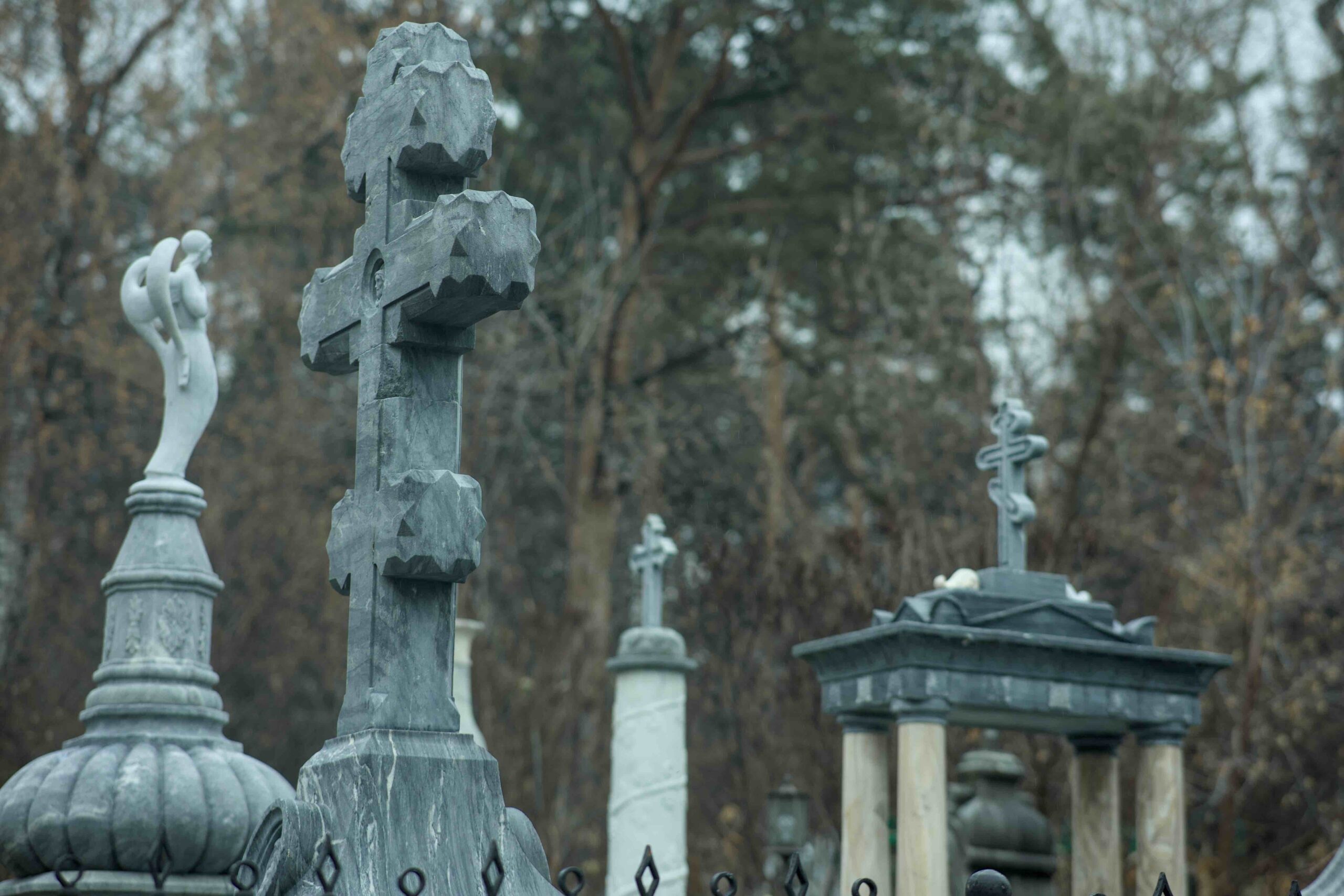 «Память сохраняется прежде всего в молитве»: в День памяти жертв политических репрессий в храмах Екатеринбургской епархии совершены заупокойные богослужения