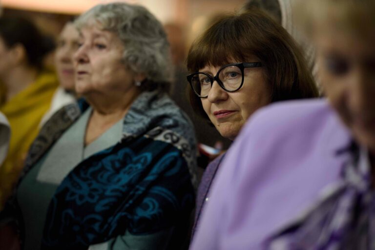 «Любовь «светится» и словно наполняет собой картины»: в уральской столице открылась выставка художника Марии Вишняк
