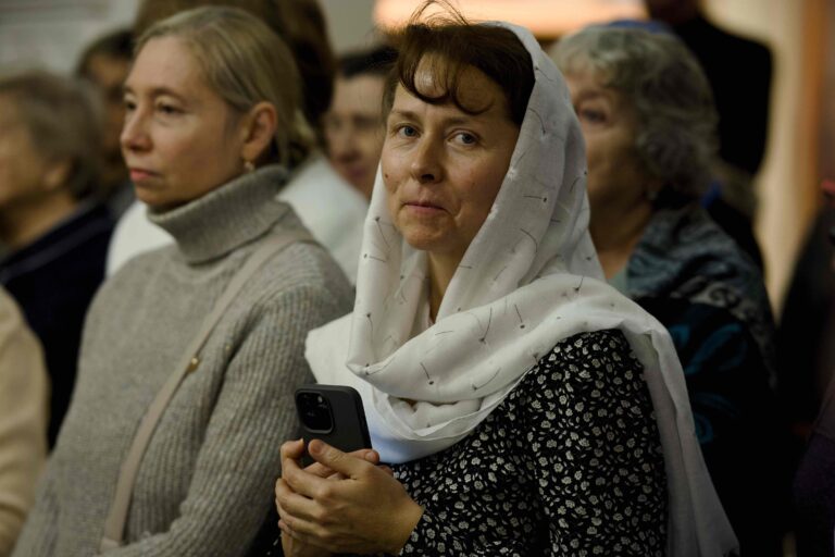 «Любовь «светится» и словно наполняет собой картины»: в уральской столице открылась выставка художника Марии Вишняк