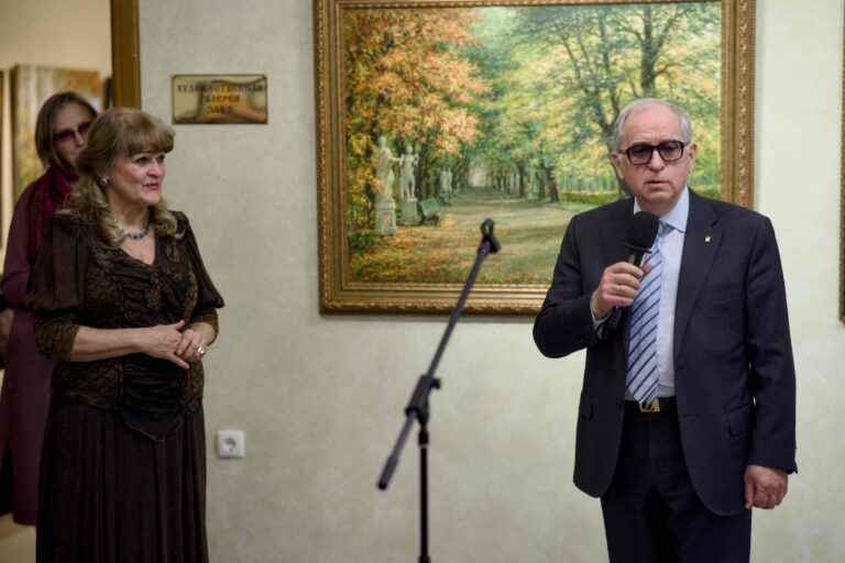 «Любовь «светится» и словно наполняет собой картины»: в уральской столице открылась выставка художника Марии Вишняк