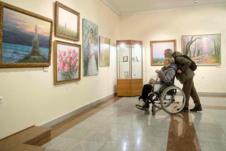 «Любовь «светится» и словно наполняет собой картины»: в уральской столице открылась выставка художника Марии Вишняк