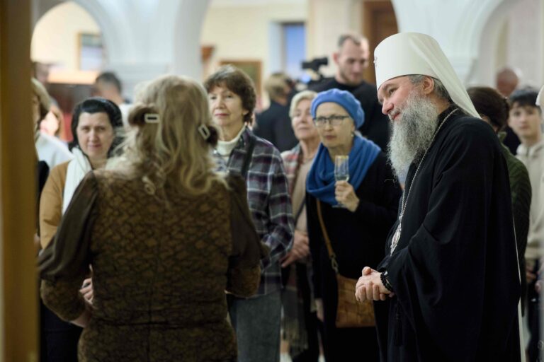 «Любовь «светится» и словно наполняет собой картины»: в уральской столице открылась выставка художника Марии Вишняк