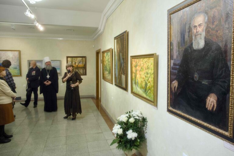 «Любовь «светится» и словно наполняет собой картины»: в уральской столице открылась выставка художника Марии Вишняк