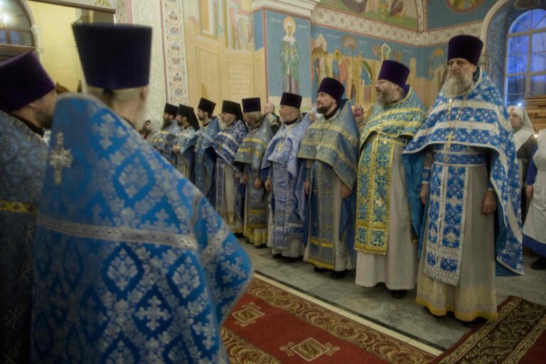 Митрополит Евгений и епископ Мелитон совершили Божественную литургию в Свято-Троицком кафедральном соборе Нижнего Тагила