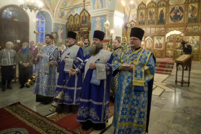 Митрополит Евгений и епископ Мелитон совершили Божественную литургию в Свято-Троицком кафедральном соборе Нижнего Тагила