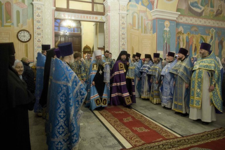 Митрополит Евгений и епископ Мелитон совершили Божественную литургию в Свято-Троицком кафедральном соборе Нижнего Тагила