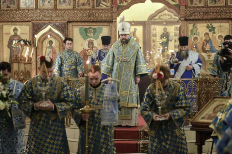 Митрополит Евгений и епископ Мелитон совершили Божественную литургию в Свято-Троицком кафедральном соборе Нижнего Тагила