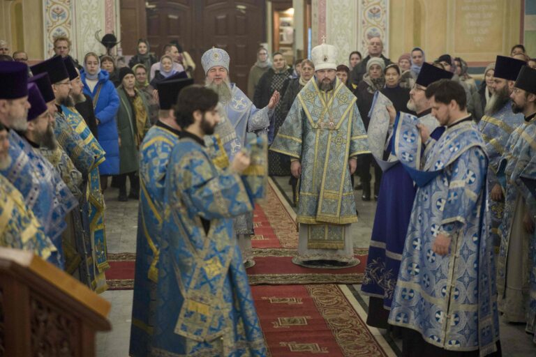 Митрополит Евгений и епископ Мелитон совершили Божественную литургию в Свято-Троицком кафедральном соборе Нижнего Тагила