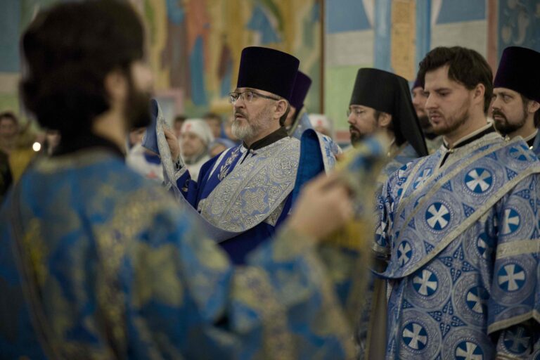Митрополит Евгений и епископ Мелитон совершили Божественную литургию в Свято-Троицком кафедральном соборе Нижнего Тагила