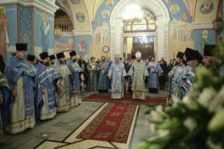 Митрополит Евгений и епископ Мелитон совершили Божественную литургию в Свято-Троицком кафедральном соборе Нижнего Тагила