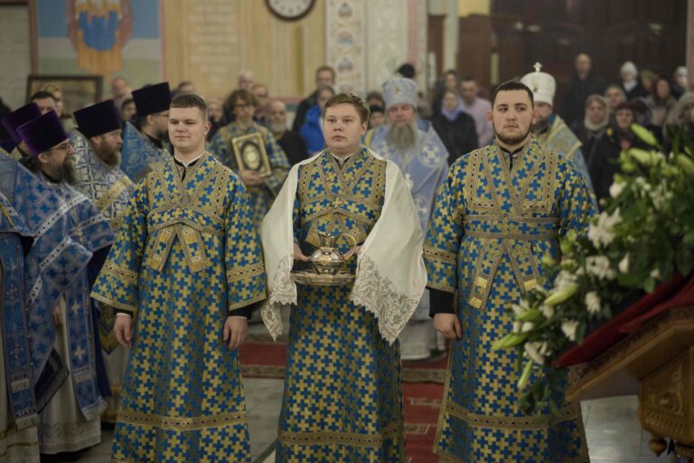 Митрополит Евгений и епископ Мелитон совершили Божественную литургию в Свято-Троицком кафедральном соборе Нижнего Тагила