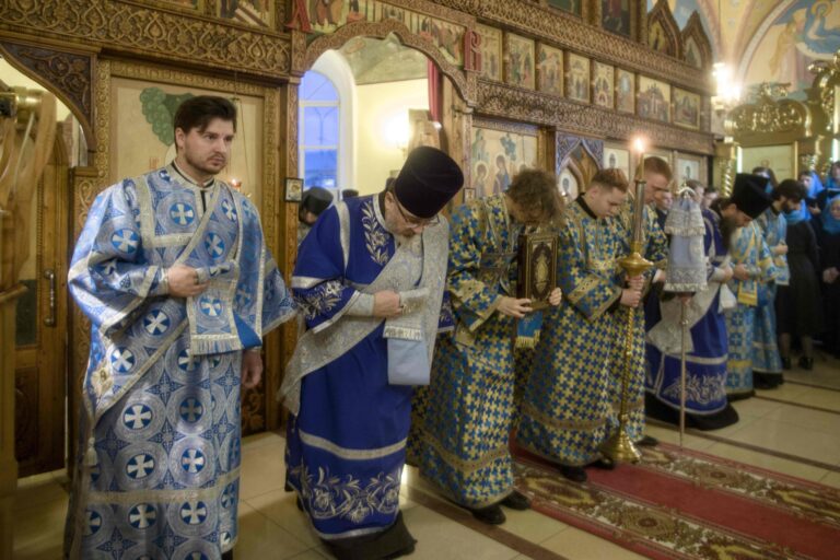Митрополит Евгений и епископ Мелитон совершили Божественную литургию в Свято-Троицком кафедральном соборе Нижнего Тагила