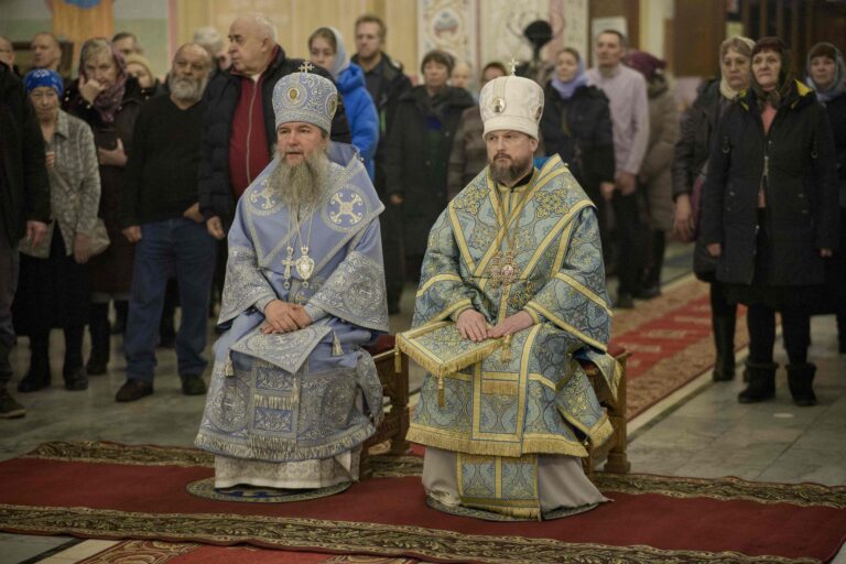 Митрополит Евгений и епископ Мелитон совершили Божественную литургию в Свято-Троицком кафедральном соборе Нижнего Тагила