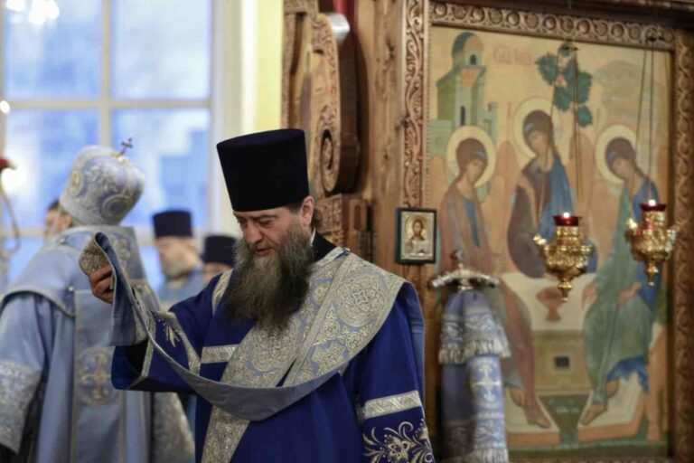 Митрополит Евгений и епископ Мелитон совершили Божественную литургию в Свято-Троицком кафедральном соборе Нижнего Тагила