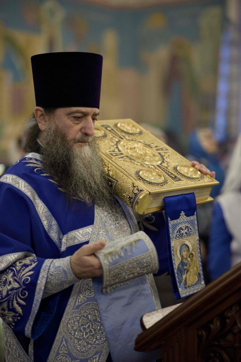 Митрополит Евгений и епископ Мелитон совершили Божественную литургию в Свято-Троицком кафедральном соборе Нижнего Тагила