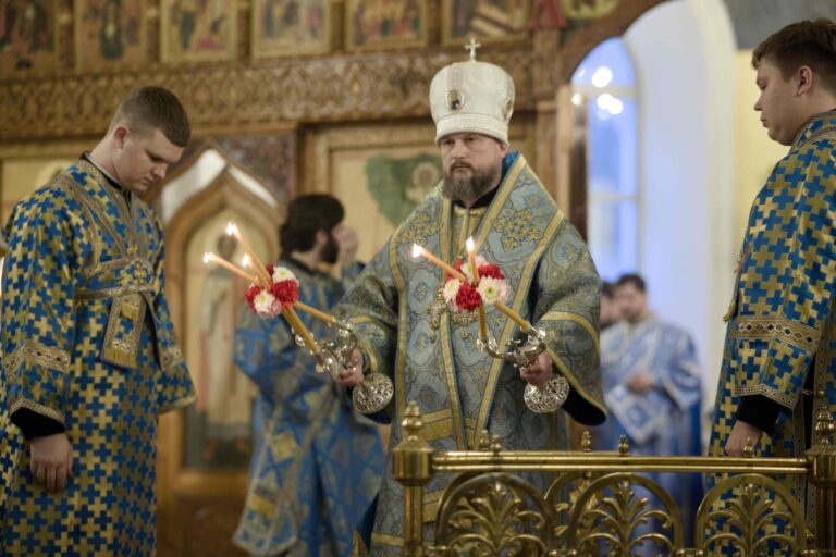Митрополит Евгений и епископ Мелитон совершили Божественную литургию в Свято-Троицком кафедральном соборе Нижнего Тагила