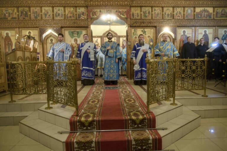Митрополит Евгений и епископ Мелитон совершили Божественную литургию в Свято-Троицком кафедральном соборе Нижнего Тагила