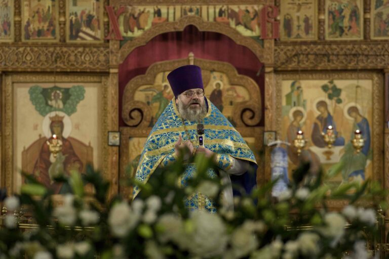 Митрополит Евгений и епископ Мелитон совершили Божественную литургию в Свято-Троицком кафедральном соборе Нижнего Тагила
