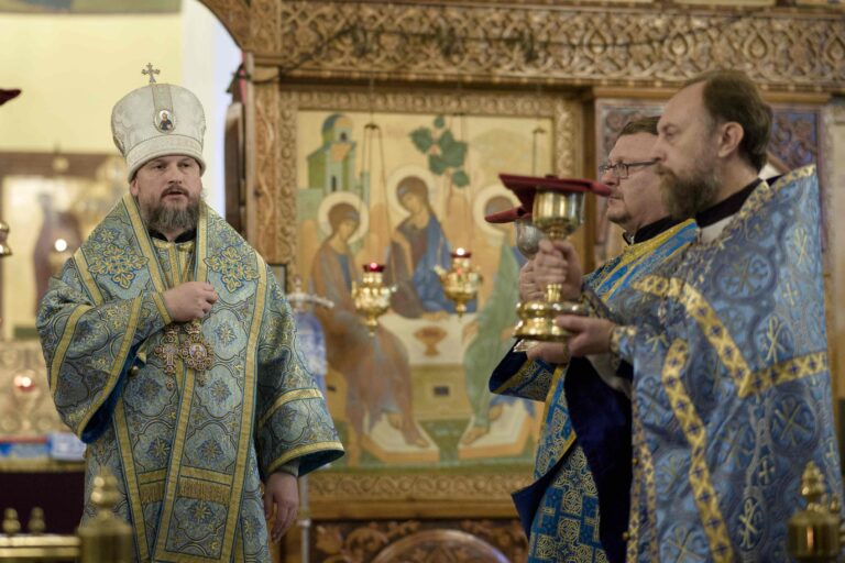 Митрополит Евгений и епископ Мелитон совершили Божественную литургию в Свято-Троицком кафедральном соборе Нижнего Тагила