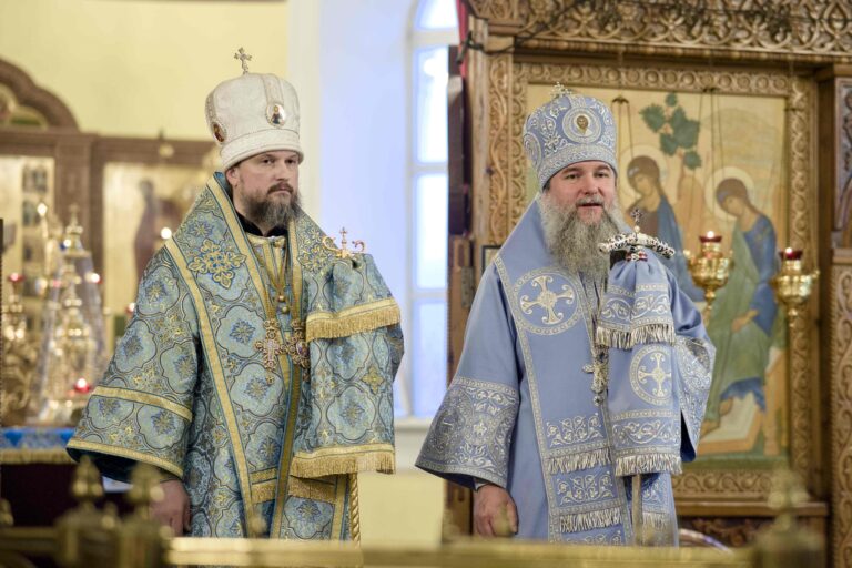 Митрополит Евгений и епископ Мелитон совершили Божественную литургию в Свято-Троицком кафедральном соборе Нижнего Тагила