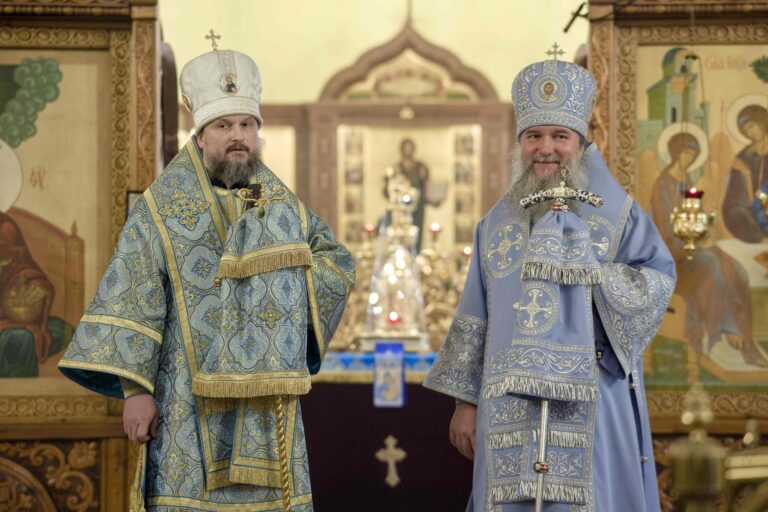 Митрополит Евгений и епископ Мелитон совершили Божественную литургию в Свято-Троицком кафедральном соборе Нижнего Тагила