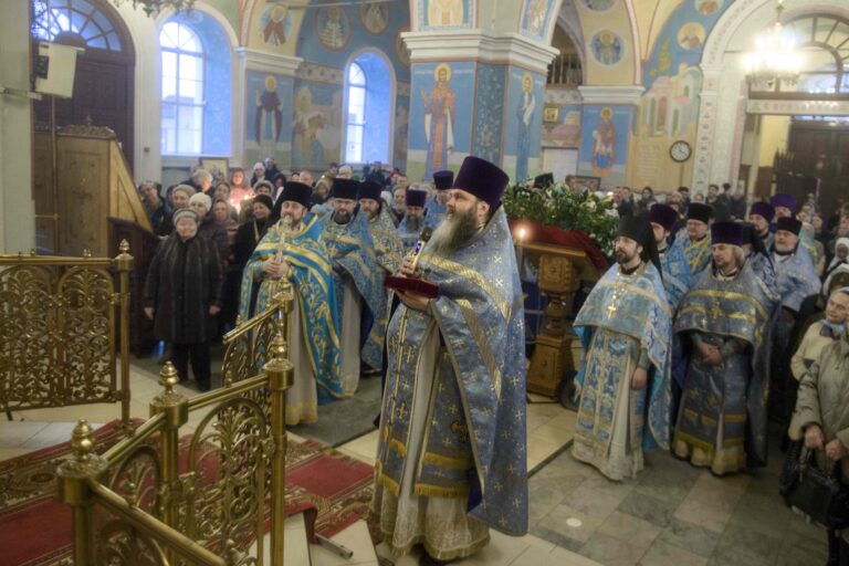 Митрополит Евгений и епископ Мелитон совершили Божественную литургию в Свято-Троицком кафедральном соборе Нижнего Тагила