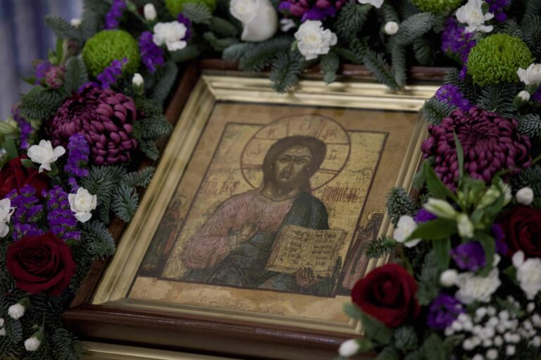 В Державном храме Царской обители на Ганиной Яме совершена Божественная литургия архиерейским чином