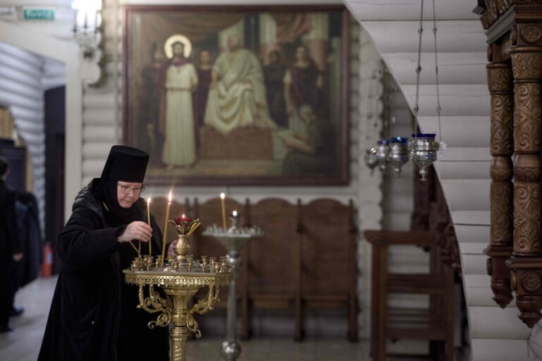В Державном храме Царской обители на Ганиной Яме совершена Божественная литургия архиерейским чином