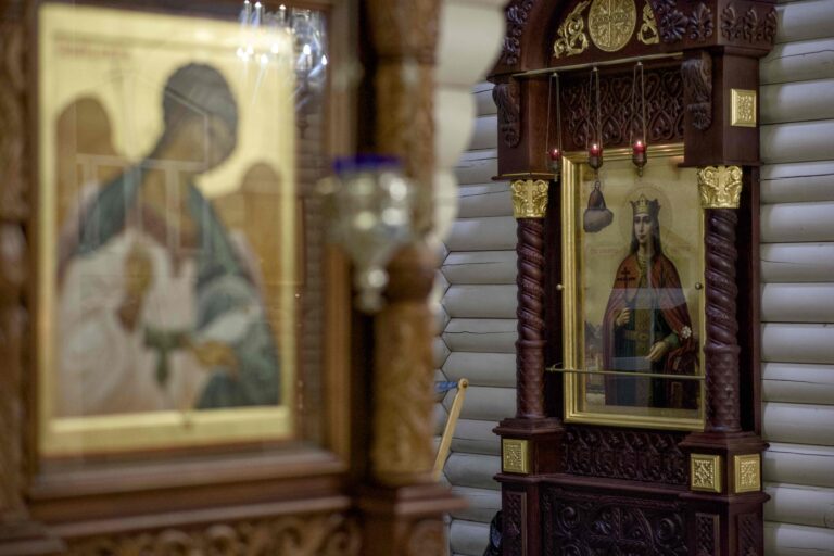 В Державном храме Царской обители на Ганиной Яме совершена Божественная литургия архиерейским чином