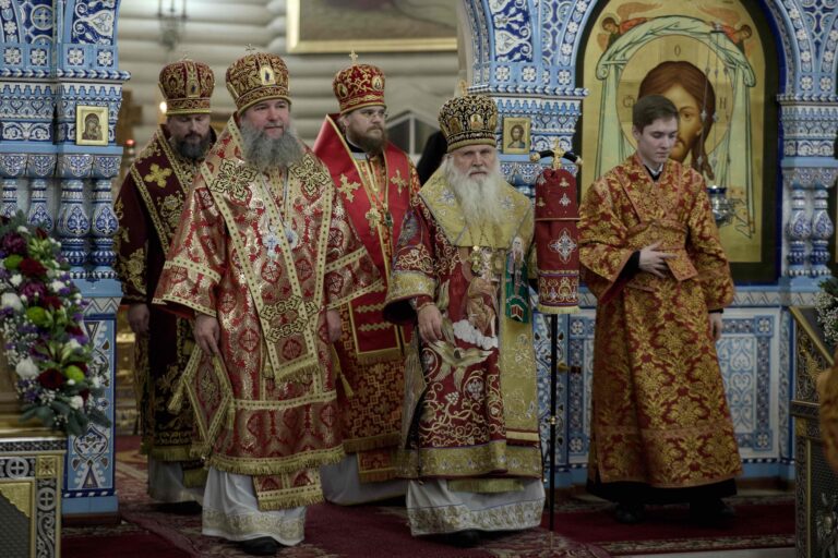 В Державном храме Царской обители на Ганиной Яме совершена Божественная литургия архиерейским чином