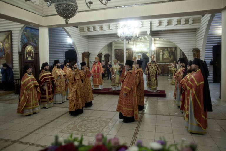 В Державном храме Царской обители на Ганиной Яме совершена Божественная литургия архиерейским чином