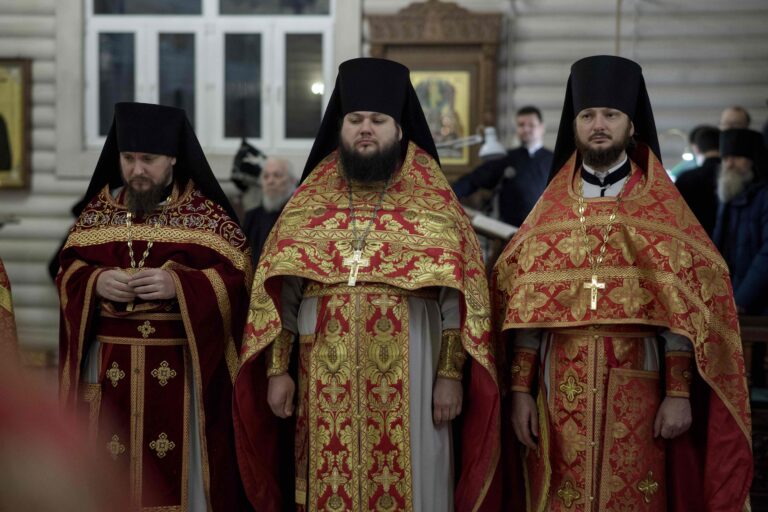 В Державном храме Царской обители на Ганиной Яме совершена Божественная литургия архиерейским чином