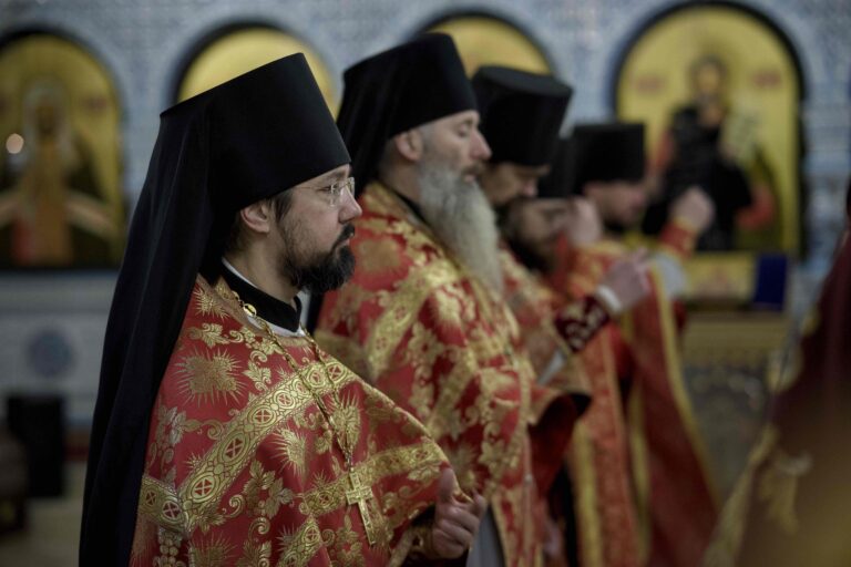 В Державном храме Царской обители на Ганиной Яме совершена Божественная литургия архиерейским чином